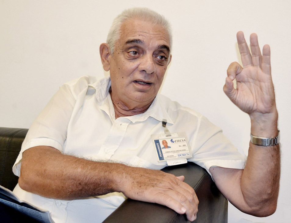 “La preparación de los trabajadores de Etecsa es fundamental en un Ejercicio como Meteoro; ante cualquier situación de desastre las telecomunicaciones son imprescindibles”, afirmó Domingo Carretero, especialista en Defensa Civil en Etecsa. Foto: Eddy Martin