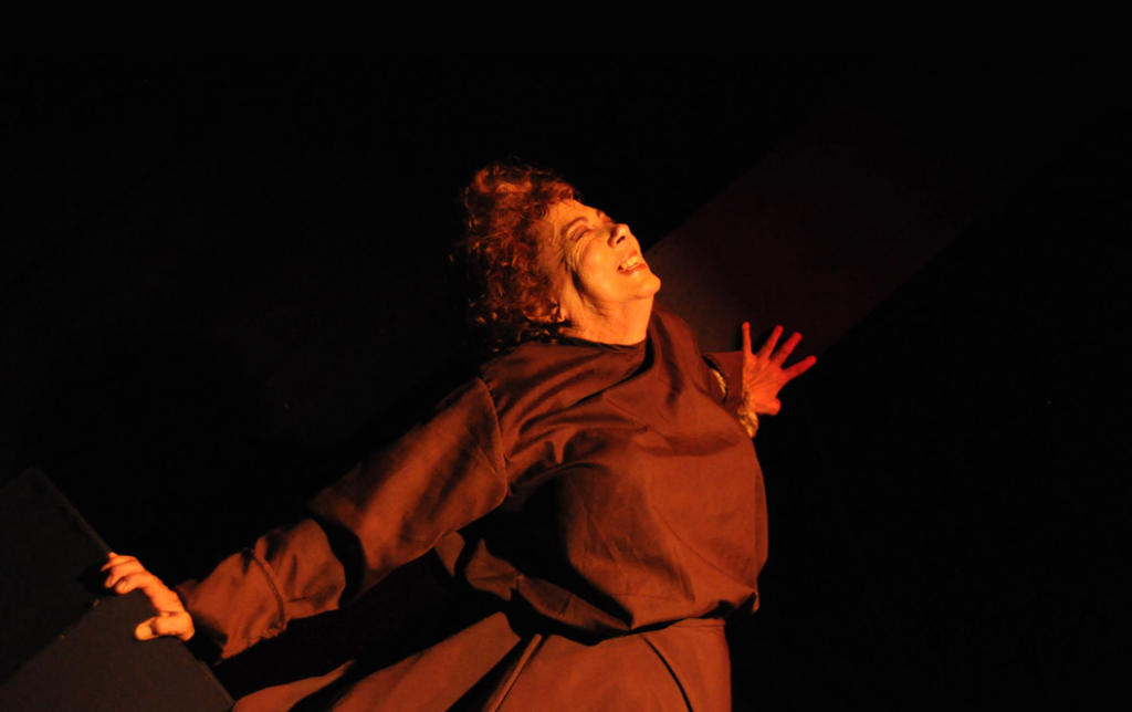 En Éxtasis, Flora Lauten es protagonista de un demandante ejercicio interpretativo. El regreso de la actriz a los escenarios ha sido motivo de satisfacción para los seguidores de Teatro Buendía. | fotos: Del autor