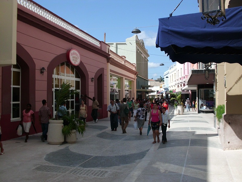 frente-al-gran-hotel-paseo-peatonal-en-la-calle-maceo-de-camagc3bcey