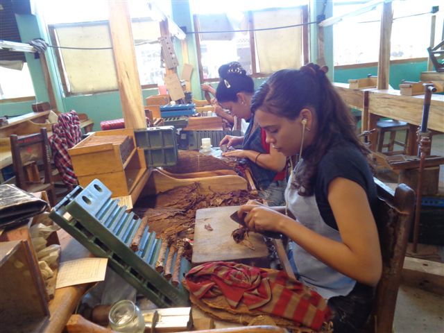 Los jóvenes van asimilando la tradición y la cultura que ha distinguido este oficio. Foto: Lourdes Rey Veitia