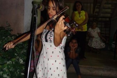 Familia de artistas festejan en el barrio