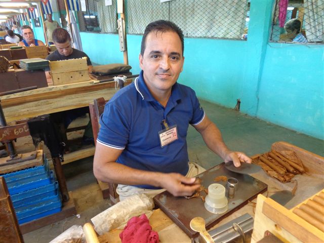 Roberto se empinó, saltó barreras y logró ser uno de los mejores tabaqueros de Cuba. Foto: Lourdes Rey Veitia