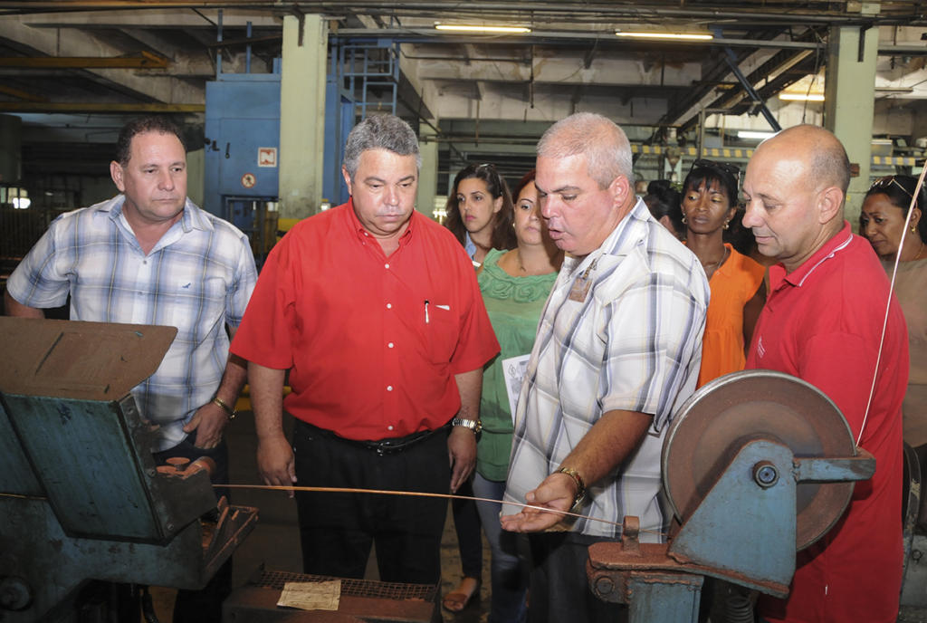 Guilarte de Nacimiento indagó sobre los detalles del proceso productivo. Foto: Cristian Domínguez