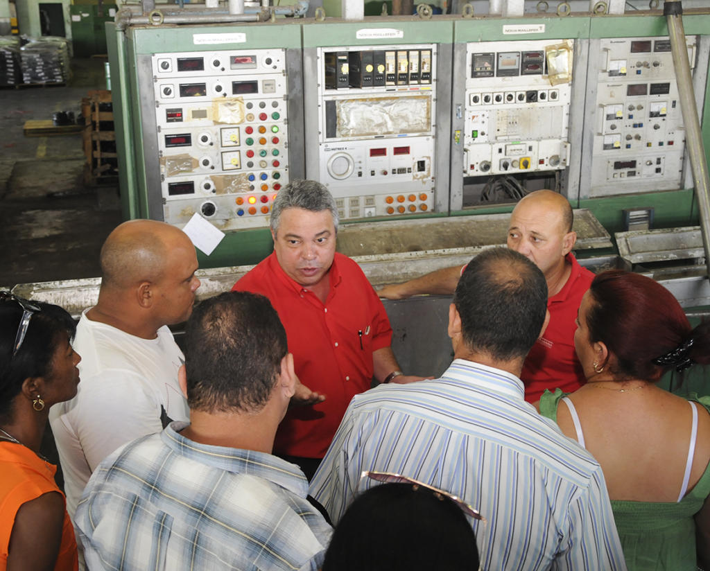 Guilarte de Nacimiento indagó sobre los detalles del proceso productivo. Foto: Cristian Domínguez