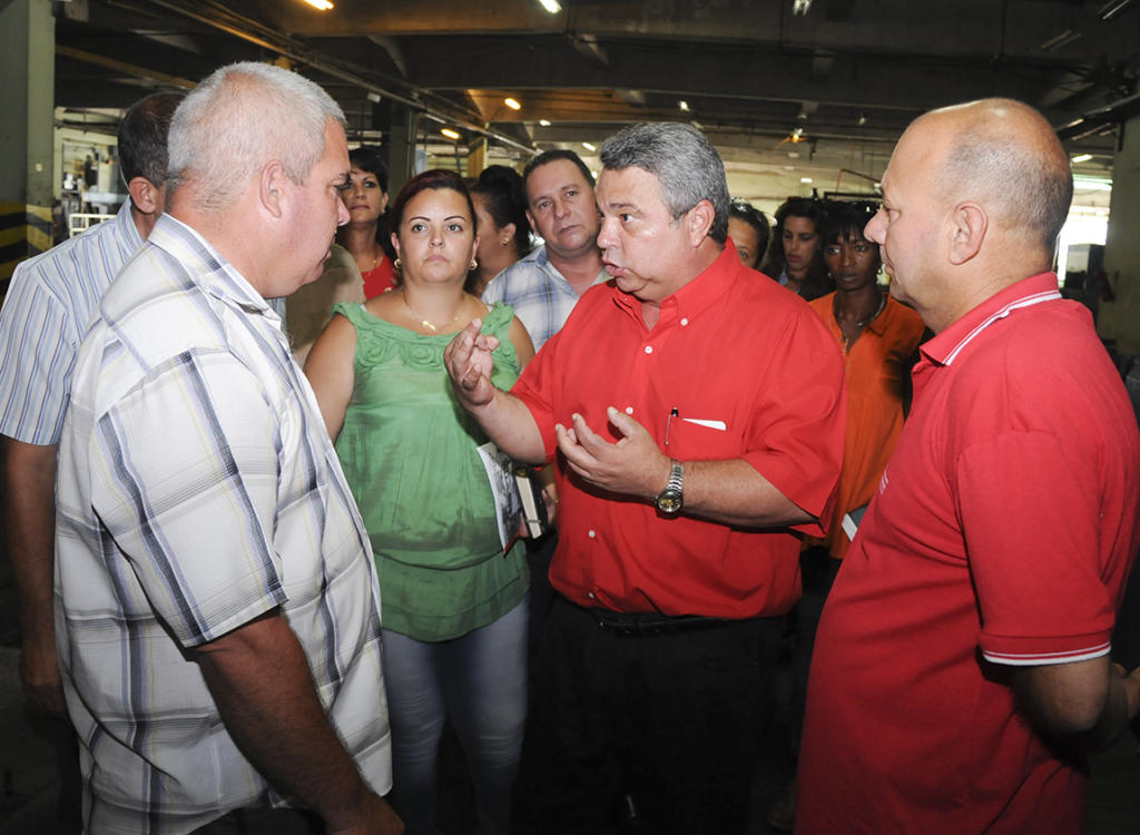 Guilarte de Nacimiento indagó sobre los detalles del proceso productivo. Foto: Cristian Domínguez