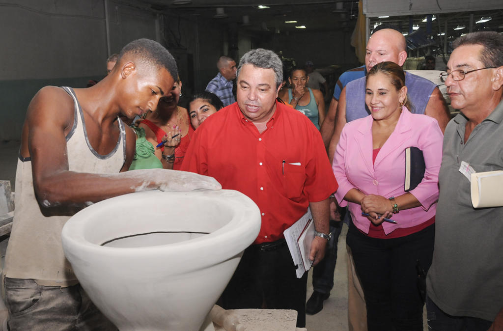 Durante su recorrido por la Empresa de Cerámica Blanca el Secretario General de la CTC interrogó sobre el comportamiento de la producción de muebles sanitarios. Foto: Cristian Domínguez