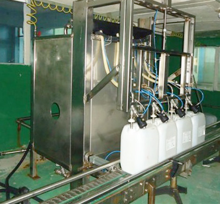 La creación de esta máquina permite mayor eficiencia en la producción para el oriente cubano de soluciones concentradas de hemodiálisis. Foto Ismael Paz