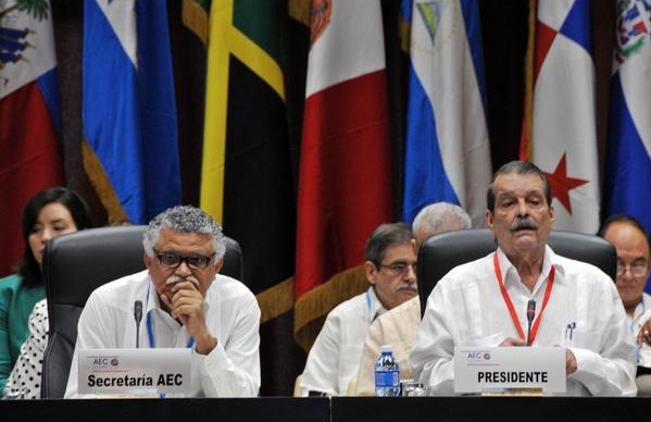 El vicecanciller cubano Abelardo Moreno (I), pronuncia las palabras de apertura de la reunión de trabajo de Altos funcionarios de los países miembros de la Asociación de Estados del Caribe (AEC), de la VII Cumbre de la organización, en el Palacio de las Convenciones, en La Habana, Cuba, el 2 de junio de 2016. A su lado Alfonso Múnera, Secretario General de la AEC. Foto: Omara García Mederos/ACN