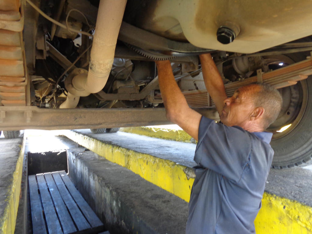 Hombres como Valentín mantienen trabajando ómnibus gracias a su inventiva y reparaciones. Foto: Eduardo González Martínez