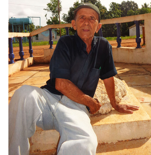 Alrededor de esta piedra, a propuesta de Fidel, surge el nuevo nombre de nuestra comunidad”, afirma Cabeza.. Foto: José Luis Martínez