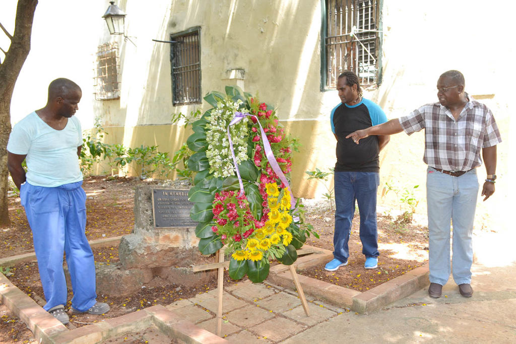 Aracelio fue asesinado en el local del sindicato de estibadores, en Oficios No. 259, edificación que ya no existe. Hasta allí llegó la peregrinación para colocar una ofrenda floral. Foto: Eddy Martin