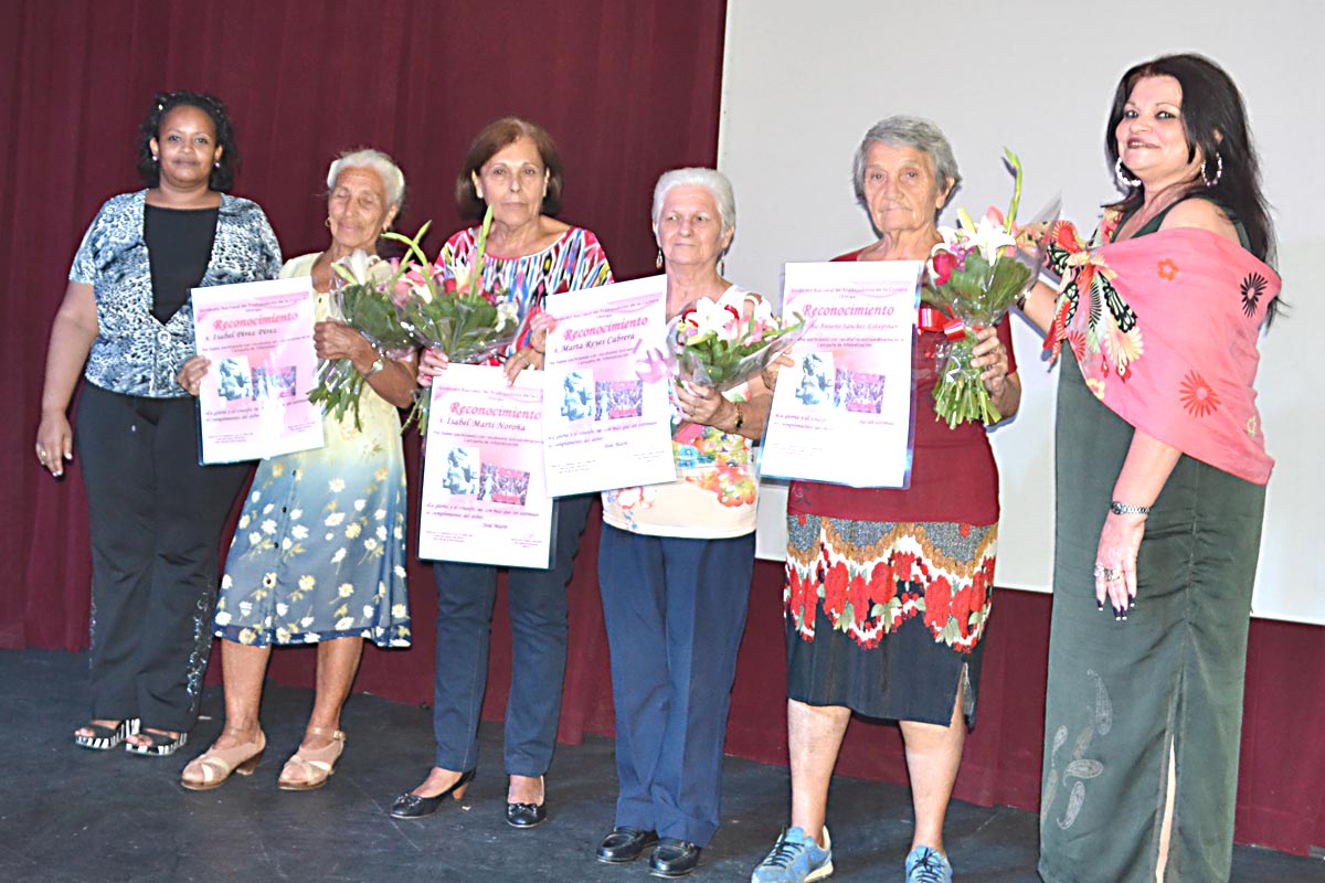 Mujeres alfabetizadoras reciben merecido homenaje. Foto: Eddy Martín