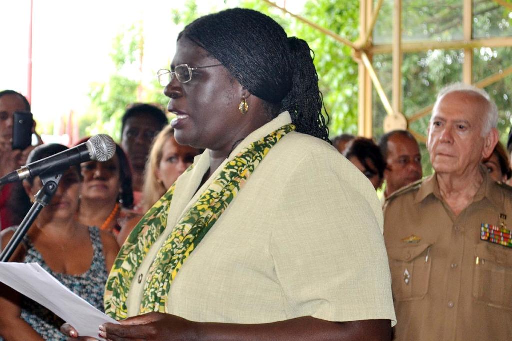 Tania León Silveira, presidenta de la Asamblea Provincial del Poder Popular en Matanzas, inaugura la muestra. Foto: Eddy Martin