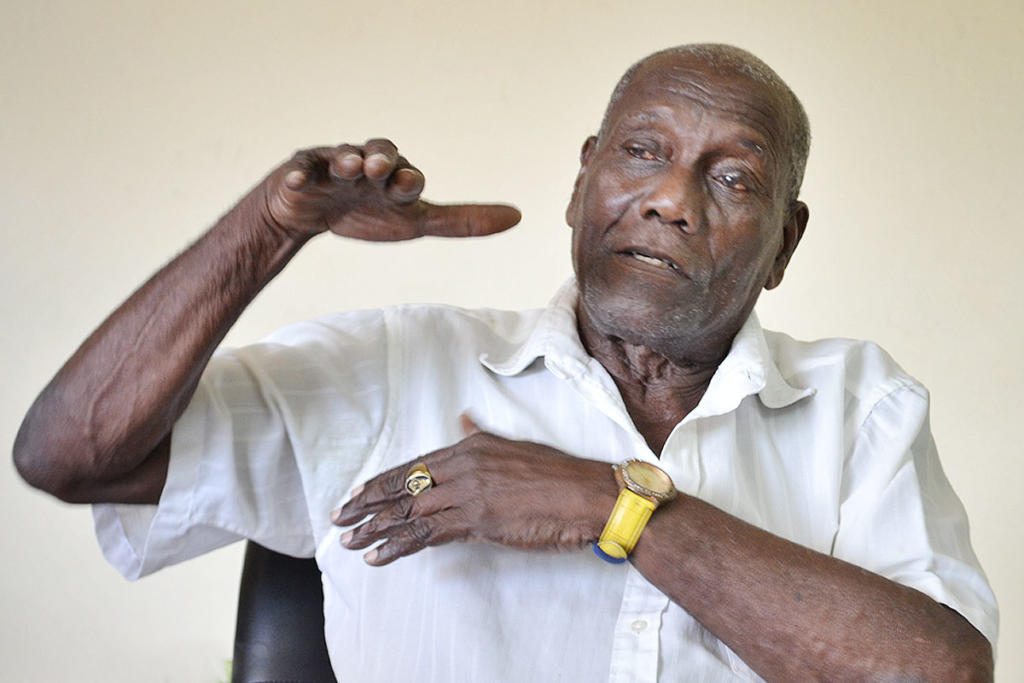Nilo Izquierdo Valdés señala que en su trato con los trabajadores, Aracelio era muy natural y los ayudaba en cuanto estuviera a su alcance. Foto: Eddy Martin
