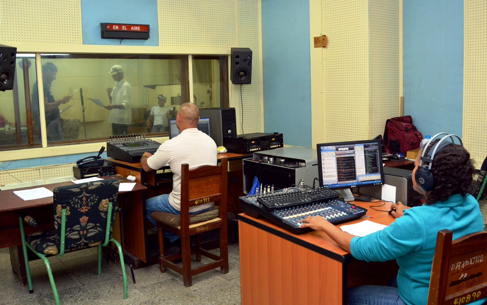 Acercarse cada vez más al gusto y preferencia de la gente: propósito esencial de los realizadores de Radio Ciudad del Mar. / Foto: Modesto Gutiérrez, ACN.