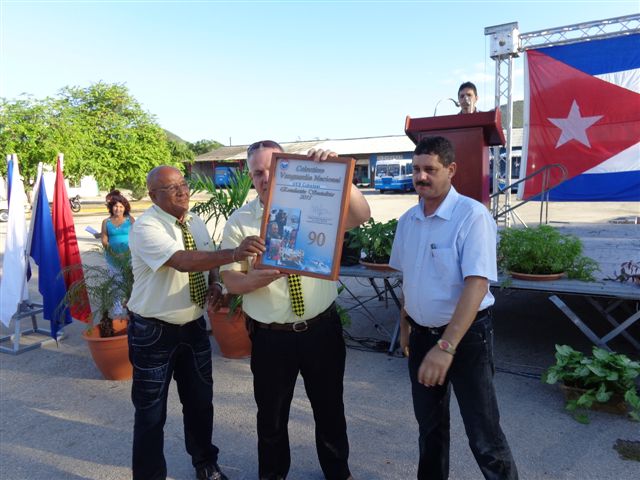 En la actividad fueron reconocidos colectivos y trabajadores destacados. Foto: Manuel Valdés Paz