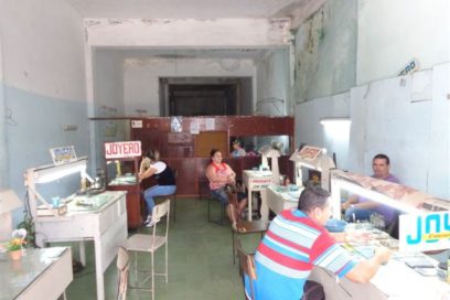 Platería con poco brillo