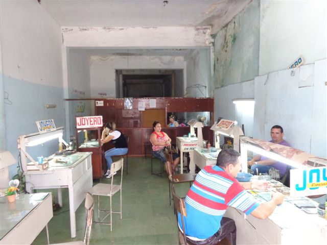 El interior del local demanda un remozamiento general.
