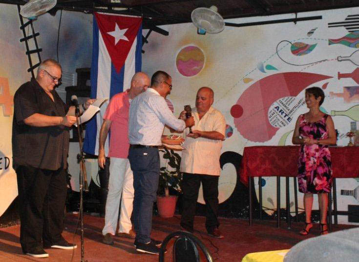 Mauricio González Artiles, presidente de la filial de la Acaa en Cárdenas, durante la entrega de los premisos del Primer Salón de Fotografía Cuba al natural. Foto: Bárbara S. David Ballesteros