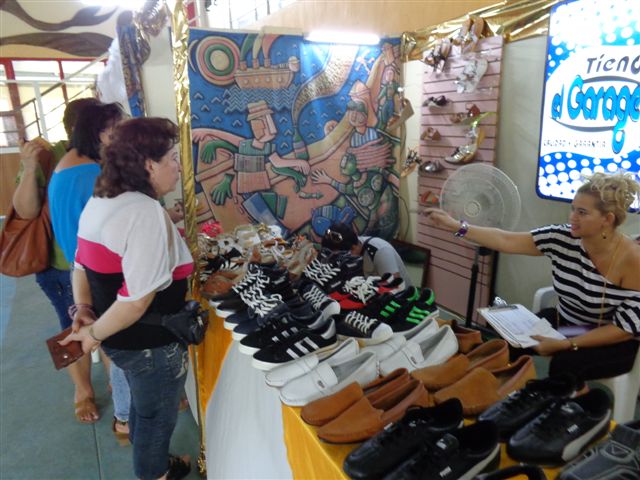 La primera feria comercial dedicada al sector no estatal quedó montada en las instalaciones del Recinto de Exposiciones de Holguín. Foto: Manuel Valdés