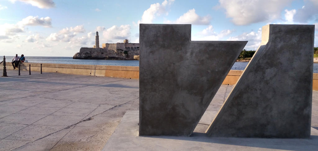 Sobre este pedestal será colocada la tarja que da fe de la condición de Ciudad Maravilla. Foto: Alberto Nuñez