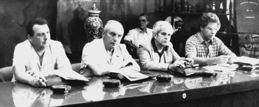 Entre 1974 y 1989 el francés Francis Blanchard (segundo de izquierda a derecha) se desempeñó como director general de la OIT. El 9 de mayo de 1985 encabezó una visita a Cuba invitado por el Gobierno. La delegación estuvo en la isla hasta el 13 del propio mes y recorrieron distintos lugares, entre ellos la sede de la CTC, la escuela de cuadros Lázaro Peña y el complejo agroindustrial Camilo Cienfuegos, ubicado en Santa Cruz del Norte. Gracias a la cobertura del diario Trabajadores comprobamos que a su arribo a La Habana, Blanchard reconoció que es “un deber visitar un país que tan importante papel desempeña en la OIT” y que sostuvo varios encuentros con dirigentes de entonces, entre ellos Roberto Veiga, secretario general de la CTC y miembro suplente del Buró Político, y Joaquín Benavides, ministro-presidente del Comité Estatal del Trabajo y Seguridad Social y miembro suplente del Comité Central. Durante el encuentro con los dirigentes de la CTC, el francés enfatizó que los problemas de la deuda externa de los países subdesarrollados, muy discutidos en ese momento, “no se pueden resolver a espaldas de los trabajadores”. Minutos antes de regresar a Ginebra declaró: “Me siento satisfecho por lo que he podido observar en Cuba en cuanto a los problemas del trabajo y tengo una grata impresión del Presidente Fidel Castro”. Francis Blanchard se jubiló en 1989, tras 38 años en la OIT. Foto: Roly Montalván, Archivo de Trabajadores