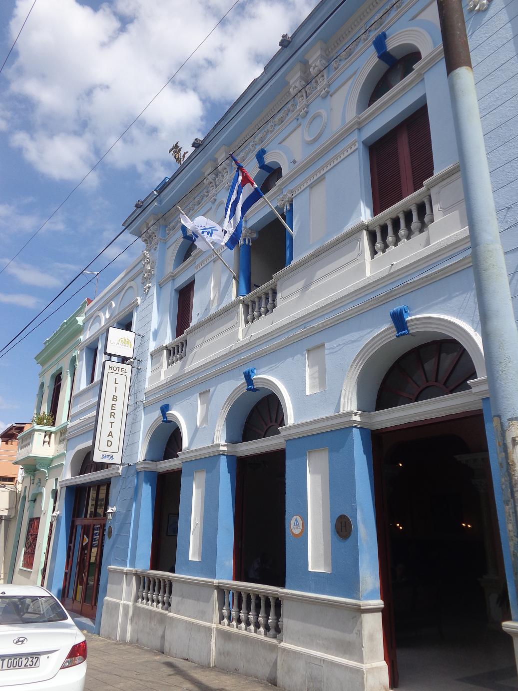 Una vistosa edificación de estilo ecléctico acoge, en el corazón de la ciudad santiaguera, al hotel Libertad. Foto: Betty Beatón Ruiz