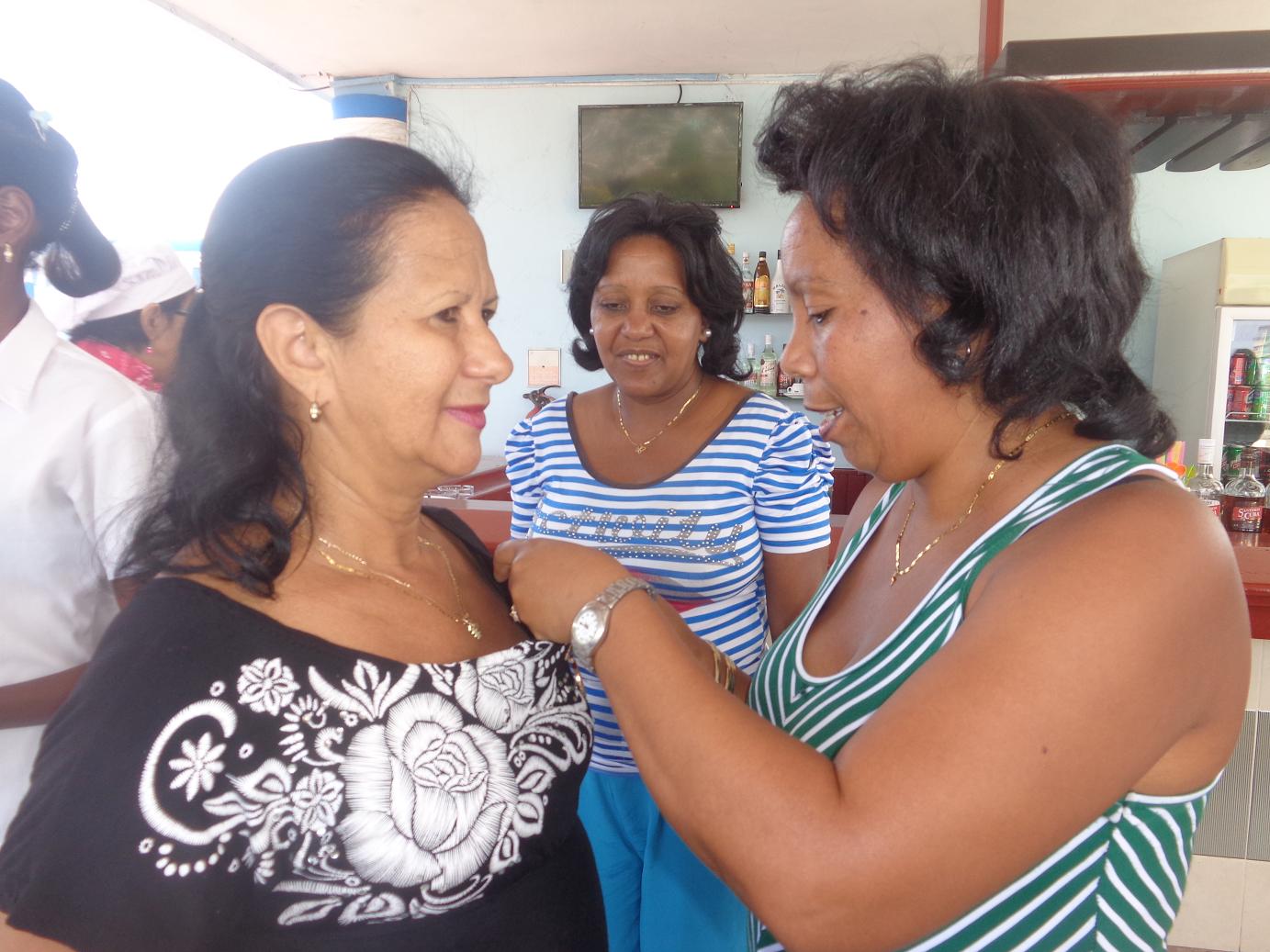 Tres trabajadores fueron condecorados con la máxima distinción que otorga el Sindicato Nacional de la Hotelería y el Turismo. Foto: Betty Beatón Ruiz