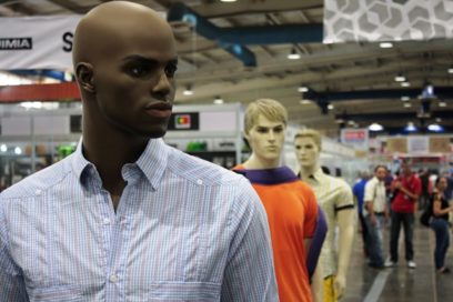 Candil de la feria y oscuridad de la tienda