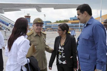 Fraternal encuentro entre Raúl y Maduro