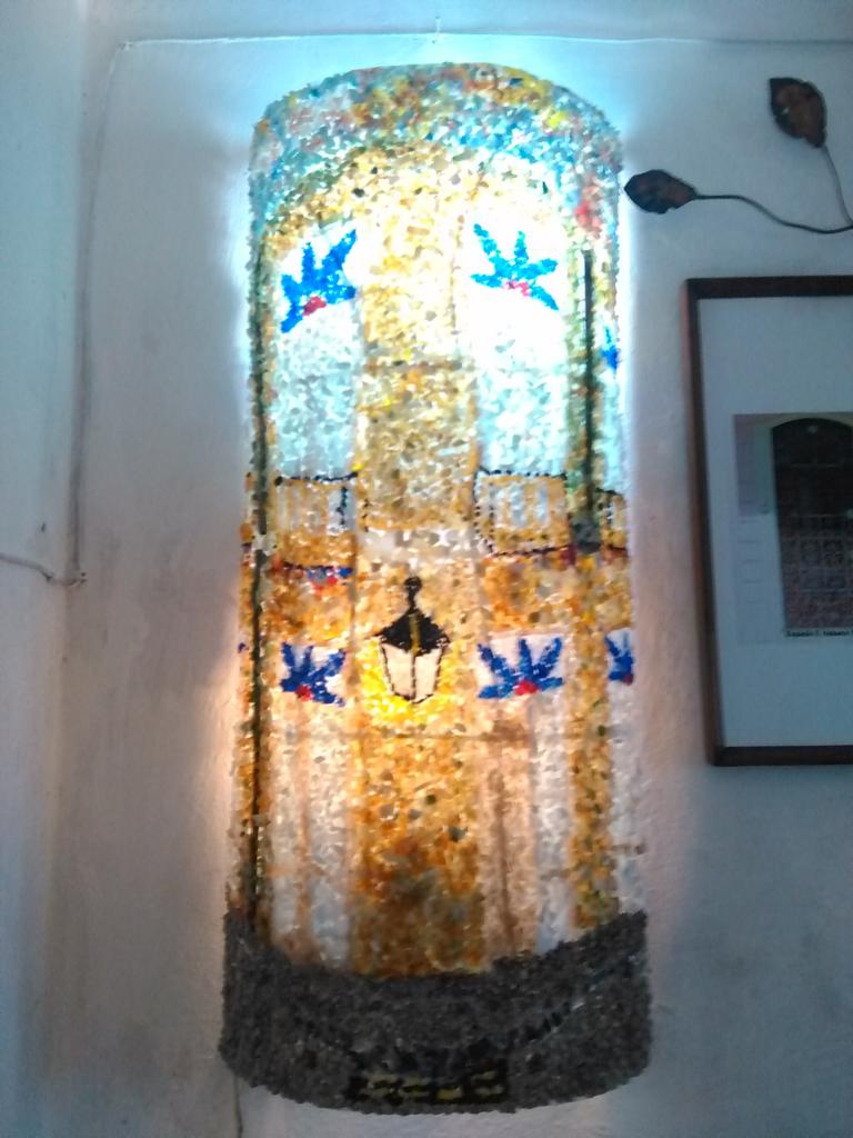 La familia Cadalso, conformada por artesanos artistas, ha ganado sonado prestigio en las ferias internacionales de artesanía artística y en Arte para Mamá, entre otras, en tanto continúa su proyección de extensión en el trabajo con la comunidad. En la foto, una de las piezas que conforman la instalación titulada Nostalgia, de Lázara Rodríguez, ubicada en un área del Hogar de Ancianos. 