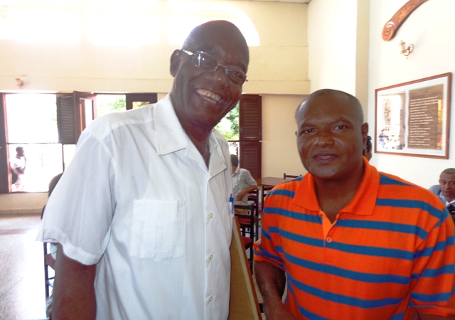 Premiados comunicadores de Guantánamo, a la derecha Alfredo Rosseaux y a la izquierda Alejandro Montoya. foto: Rodny Alcolea