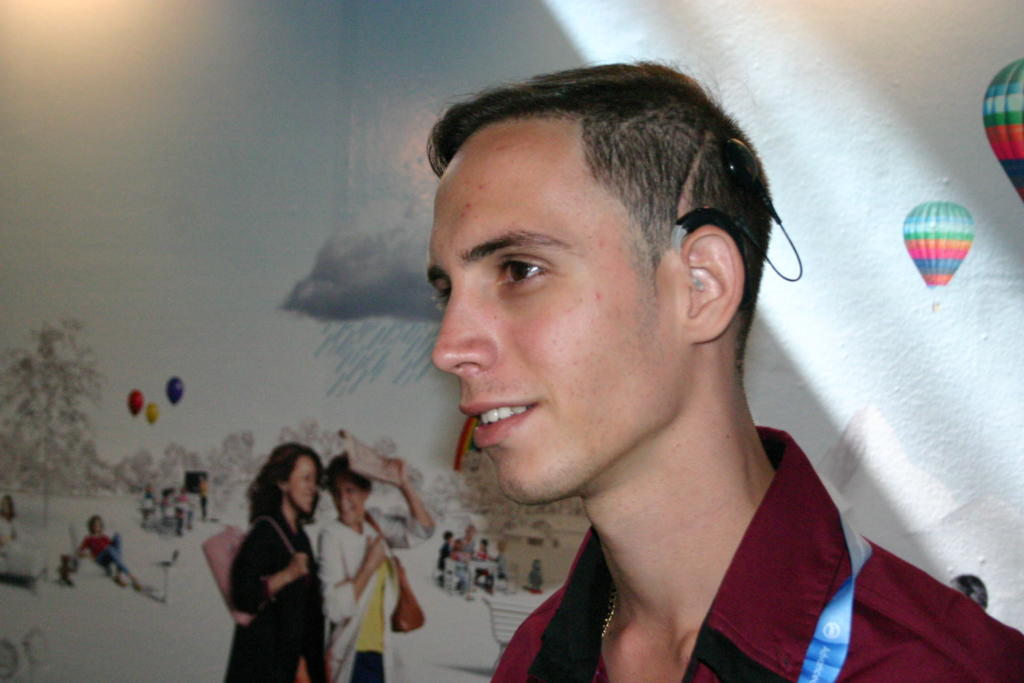 Después de insertado el dispositivo en el cuerpo se comienza a amoldar la capacidad auditiva cerebral.   Foto: César A. Rodríguez