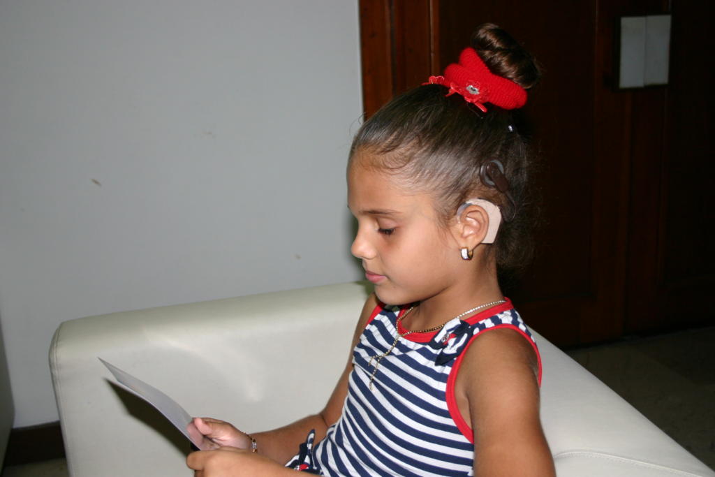 Es importante que la cirugía se realice en niños pequeños, porque así el resultado del lenguaje y la audición serán mejor y garantiza que puedan llevar una vida normal en la etapa adulta, precisó la doctora Xeneida Fernández. Foto: César A. Rodríguez