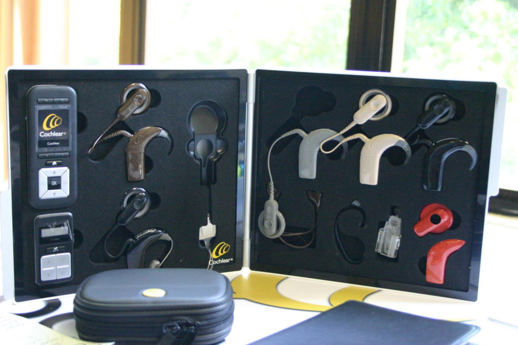 Cuba adquiere al año alrededor de 60 dispositivos suministrados por la empresa australiana Cochlear, la primera compañía en realizar implantes multicanal. Foto: César A. Rodríguez