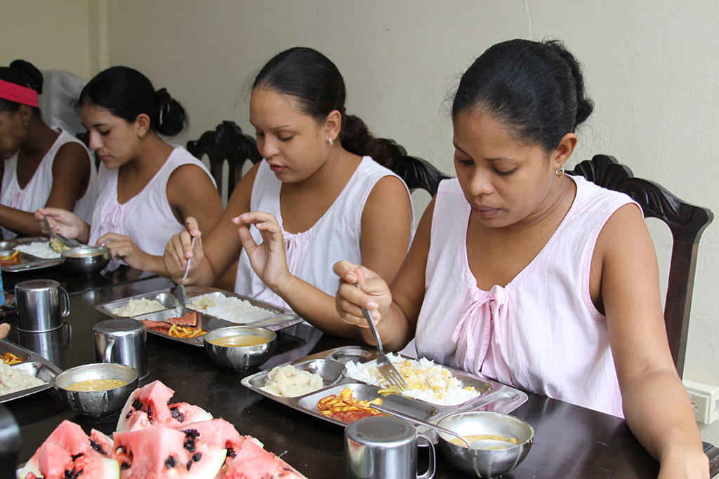 El bienestar y la salud de los bebés comienza desde la propia alimentación de las madres y las dietas balanceadas que realicen durante la gestación. | foto: Del Programa Mundial de Alimentación (PMA) en Cuba