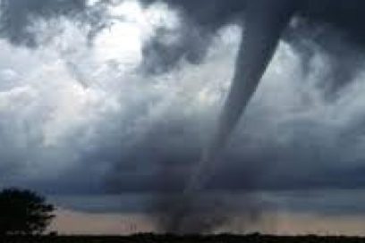 Tornado afecta al poblado de Playa Caimito