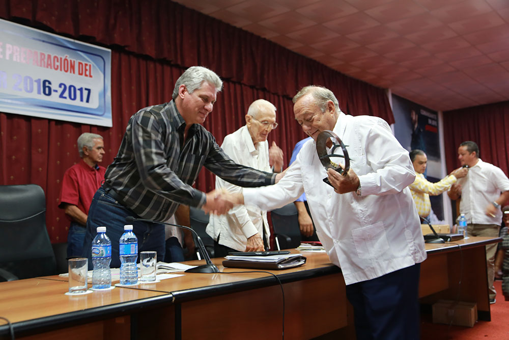 Iván Román recibe la felicitación del Primer vicepresidente de los Consejos de Estados y Ministros, Miguel Díaz-Canel