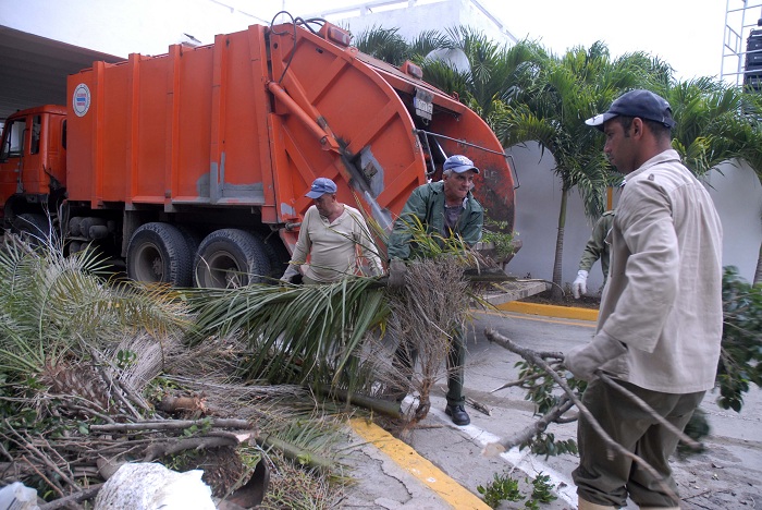 La importante labor de los trabajadores de comunales para mantener la higiene de la ciudad cada día y cada noche. Foto: Agustín Borrego Torres