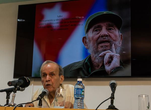 Conferencia del Dr. Ricardo Alarcón de Quesada, durante la inauguración del Taller ¨Pensamiento y obra de Fidel Castro Ruz sobre la política exterior de la Revolución Cubana, vigencia y proyección¨, en el Centro de Investigaciones de Política Internacional (CIPI), en La Habana, el 13 de julio de 2016. ACN FOTO/Marcelino VAZQUEZ HERNANDEZ