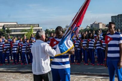 Bandera cubana en manos de delegación olímpica