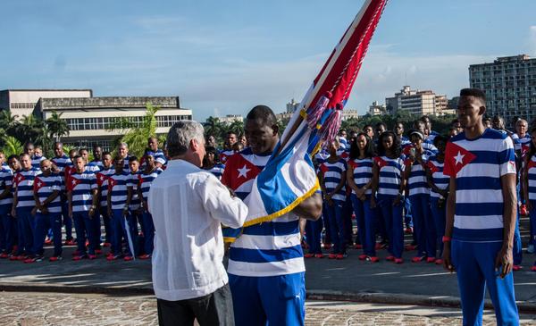 Miguel Díaz-Canel Bermúdez, miembro del Buró Político y Primer Vicepresidente de los Consejos de Estado y de Ministros, entrega al luchador de greco Mijaín López, doble titular olímpico y cinco veces monarca del orbe, la bandera cubana, durante el acto de abanderamiento de la delegación deportiva que representará a Cuba en los Juegos Olímpicos de Río de Janeiro, en el Memorial José Martí,. ACN FOTO/Marcelino VAZQUEZ HERNANDEZ