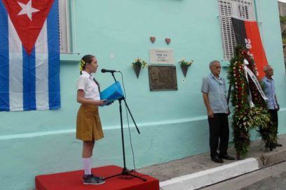 Ofrendas florales a Frank País y a mártires de la Revolución