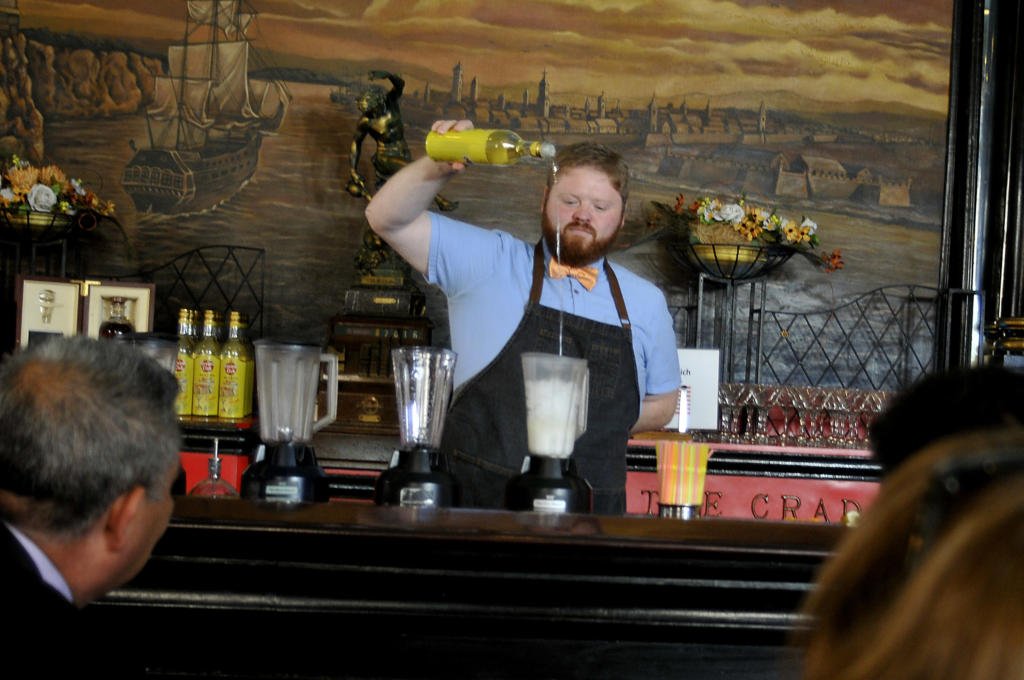 El estadunidense Nick Dietrich cubanizándose con el Daiquirí. Foto: José Raúl Rodríguez Robleda