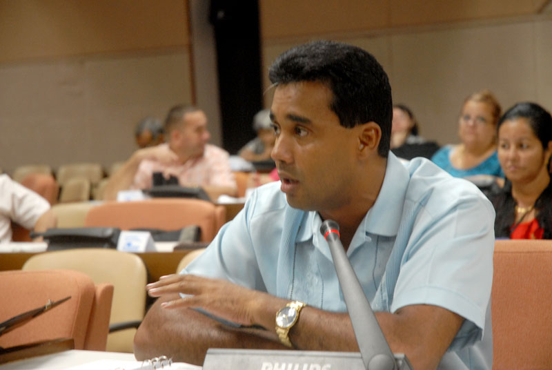 Raúl Fornés Valenciano, presidente del gobierno en el municipio de Santiago de Cuba, enfatizó que “no podemos permitir que el transportista privado suba los precios del pasaje y haga lo que le parezca”. Foto: Agustín Borrego Torres.