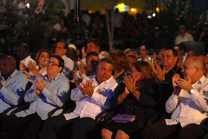 El secretario general de la CTC y otros dirigentes del Partido y el gobierno disfrutaron de un espectáculo genuinamente cubano. Foto: Agustín Borrego Torres