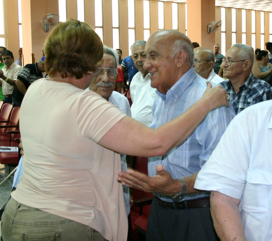 Carmen Rosa López, segunda secretaria de la CTC, dialogó con los Moncadistas y expedicionarios del Granma. Foto: César A. Rodríguez