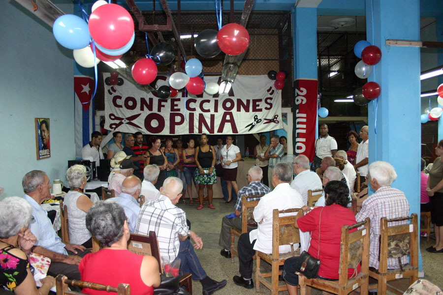 En el taller de confecciones Opina departieron con trabajadores y miembros de la junta directiva. Foto: César A. Rodríguez