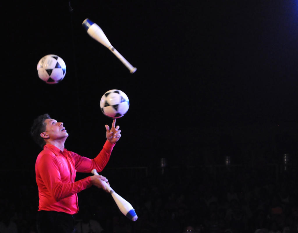 El cubano Jorge Perezoff es un malabarista excepcional. Obtuvo el premio a la mejor interpretación masculina. Foto: Yuris Nórido