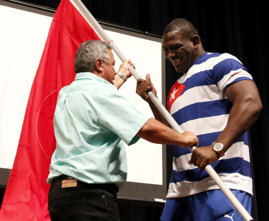 Mijaín López recibió también la bandera de la CTC. Foto: Roberto Morejón